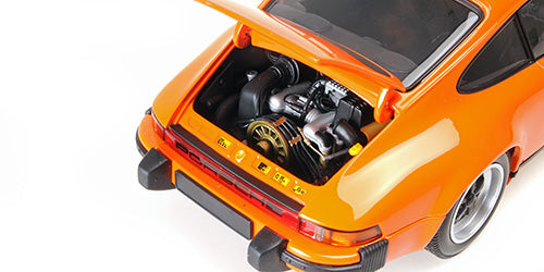 MINICHAMPS - PORSCHE 911 CARRERA 3.2 COUPE - 1983 - 1:18 - ORANGE