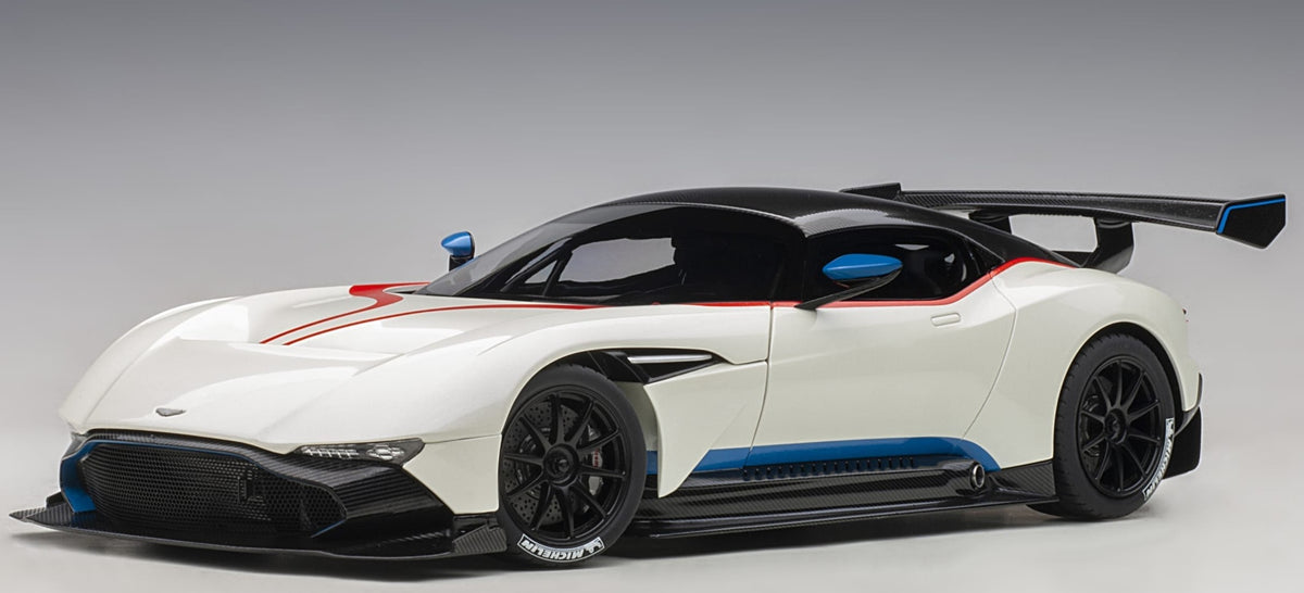 AUTOart ASTON MARTIN VULCAN - STRATUS WHITE WITH STRIPES