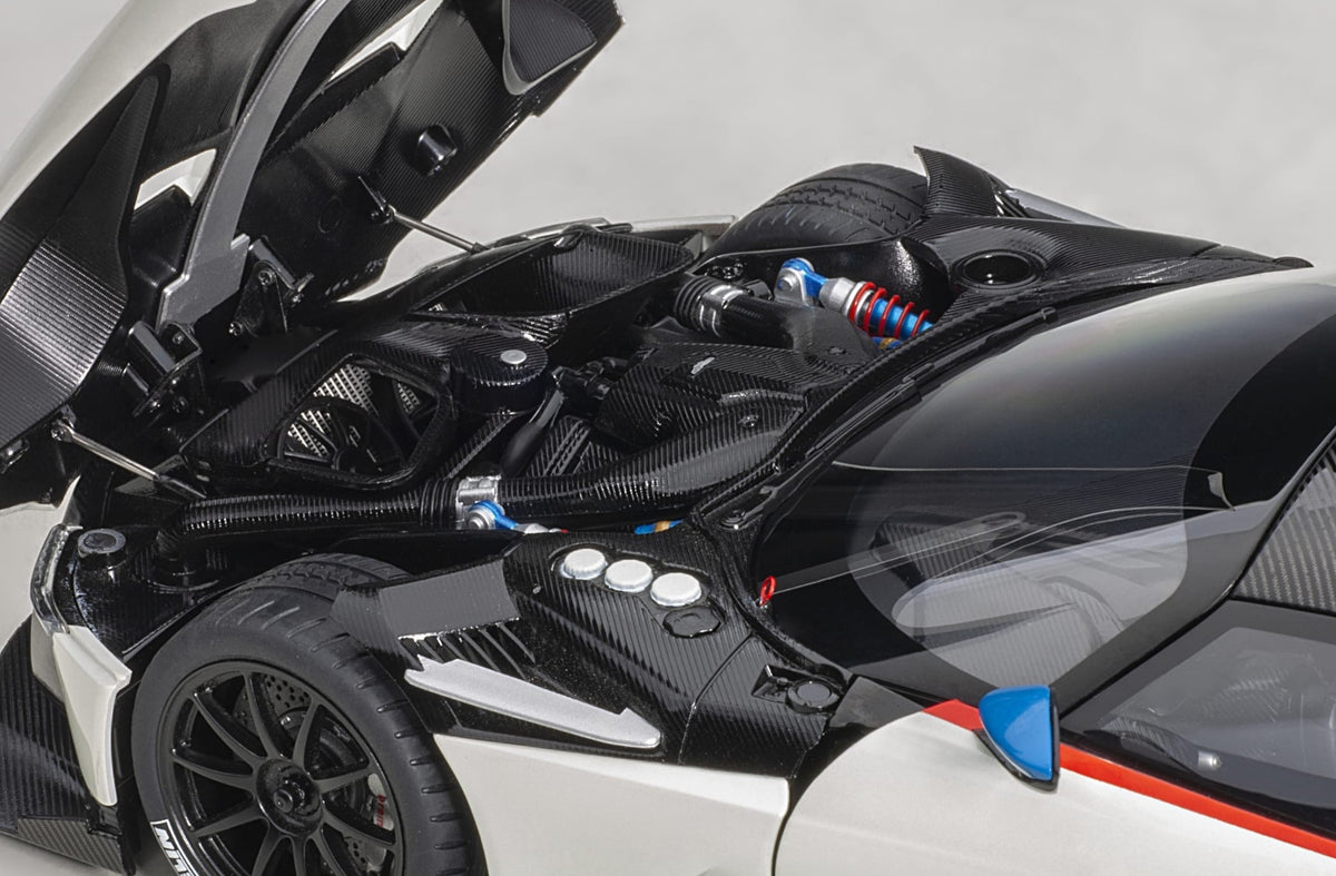AUTOart ASTON MARTIN VULCAN - STRATUS WHITE WITH STRIPES