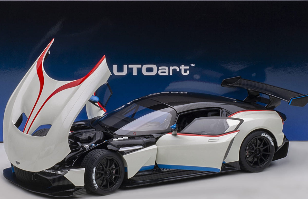 AUTOart ASTON MARTIN VULCAN - STRATUS WHITE WITH STRIPES